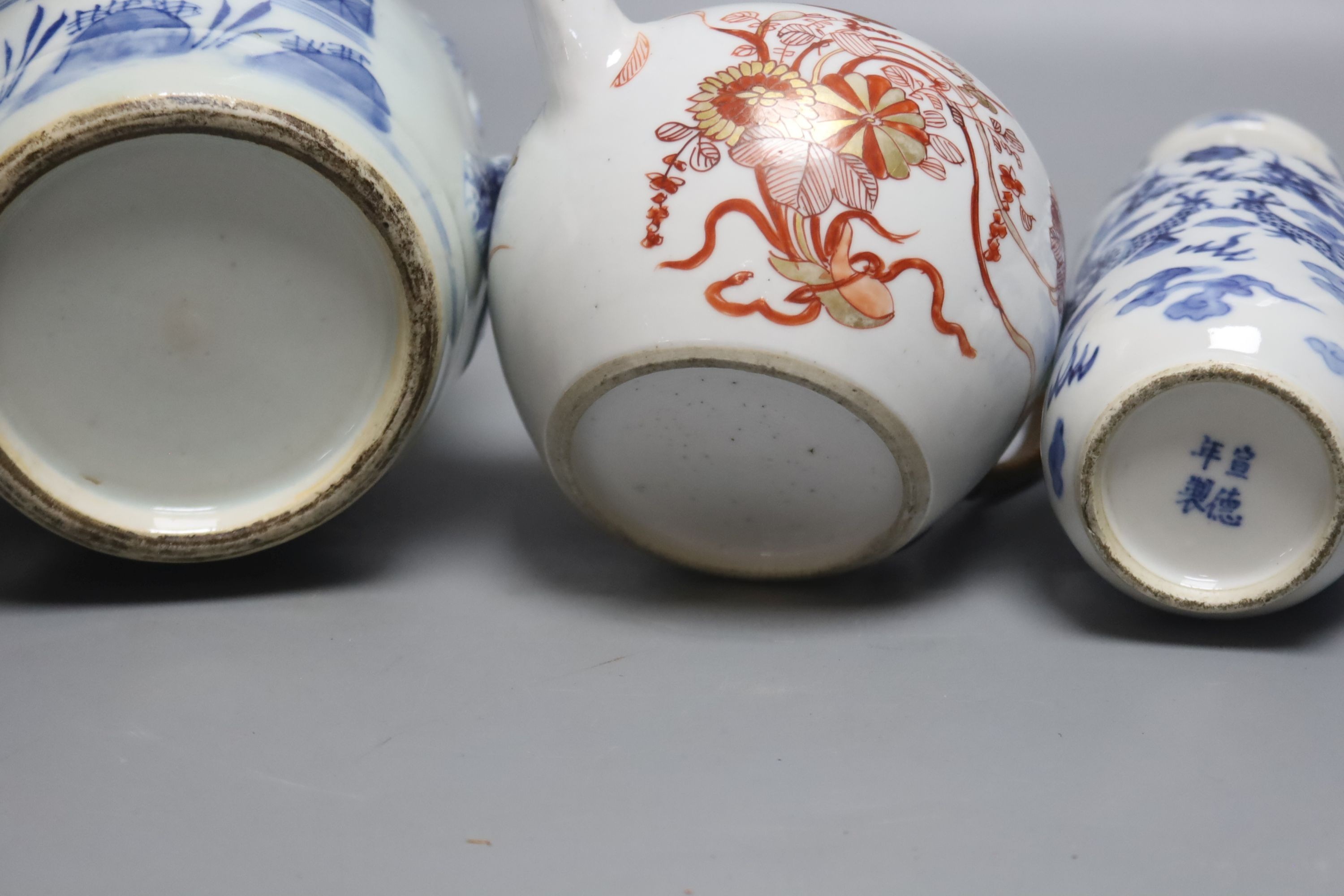 A Chinese blue and white lidded jar, a vase and a teapot, 18th/19th century, tallest 18cm